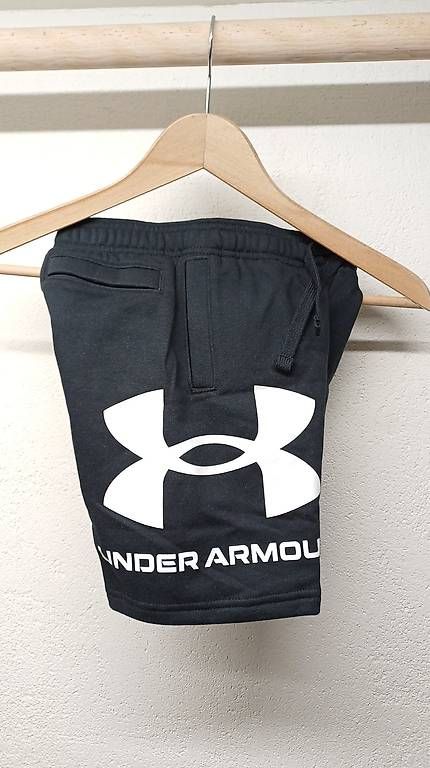 Under Armour Pantaloni: Neue kurze Hosen Under Armour Gr.128 – Nuovo e nell'imballaggio originale da Oberrieden venduto da Raja011 1