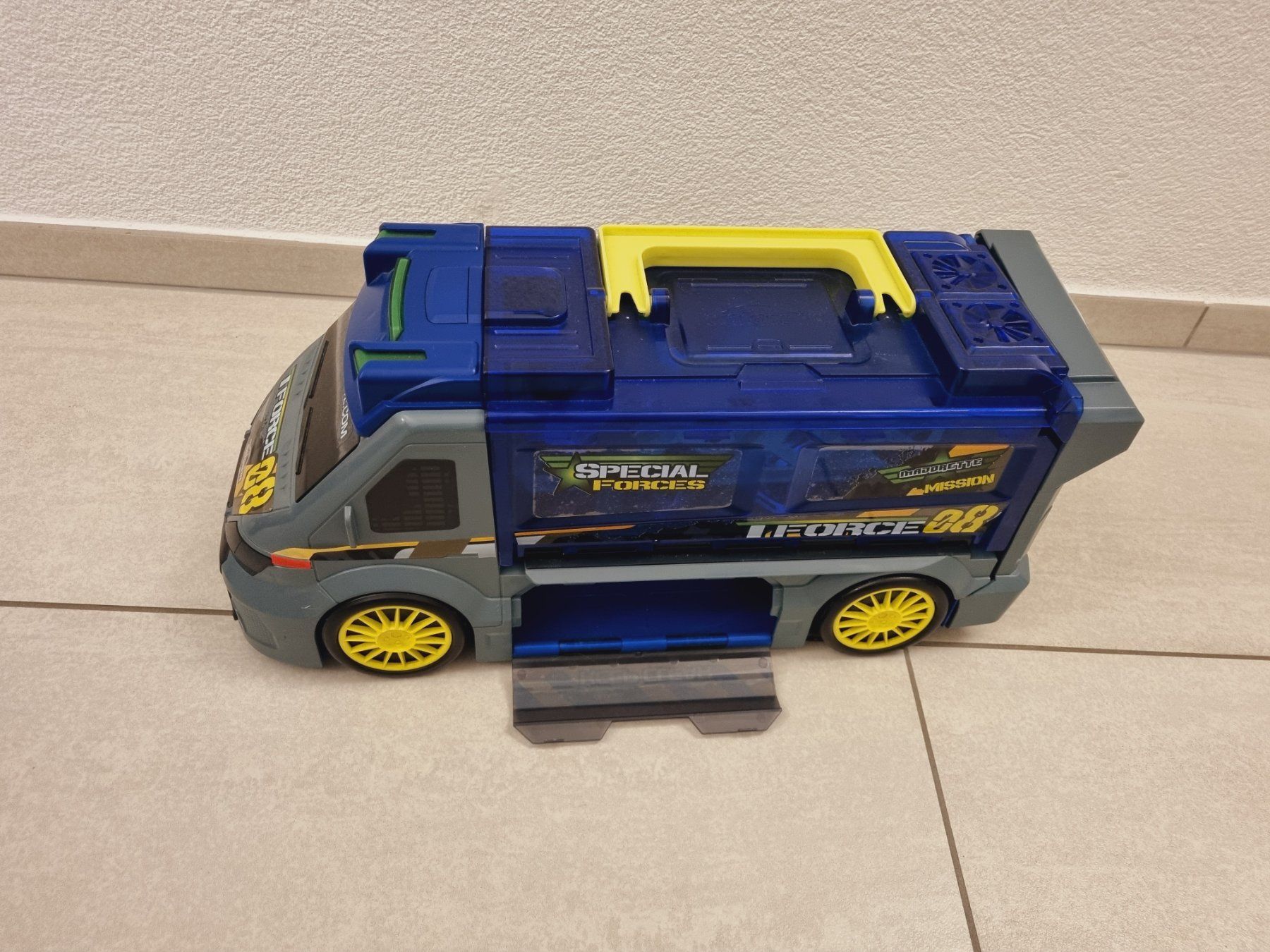 Giocattoli: Spielzeugauto Transporter mit Rampe und Tragegriff – Usato da Niederwil SG venduto da Excentia 1