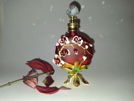 Roter Vintage Parfüm Flakon mit Blumenmuster Dekor