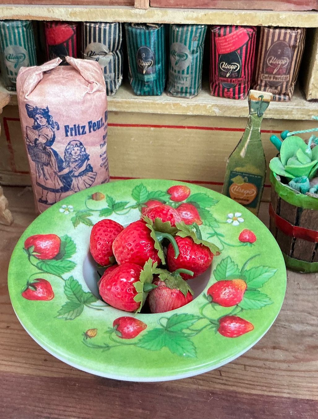 Giocattoli: TELLERCHEN MIT SÜSSEN KLEINEN ERDBEEREN – Usato da Zell LU venduto da Silvermemory 3