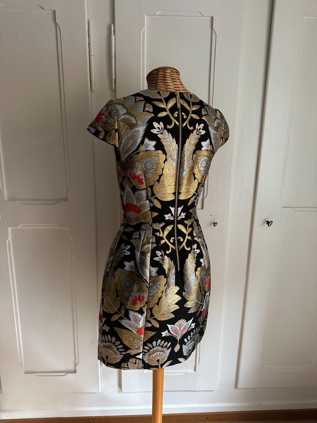 Ted Baker Robes: TED BAKER - Brokat Etuikleid schwarz gemustert XS – D'occasion à Zürich par Diazaio 2