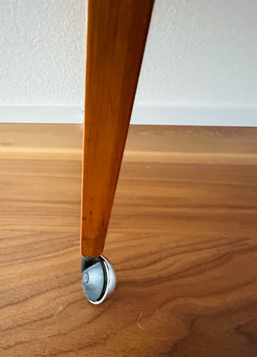 Carrelli di servizio: Kirschbaum Servierwagen mit klarer, schlichter Linie elegant – Usato da Jonschwil venduto da zni_65m7 4