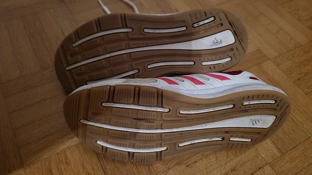Scarpe per ragazze: ADIDAS Turnschuhe/Hallenschuhe Gr. 35 – Usato da Rorschacherberg venduto da Maku007 1