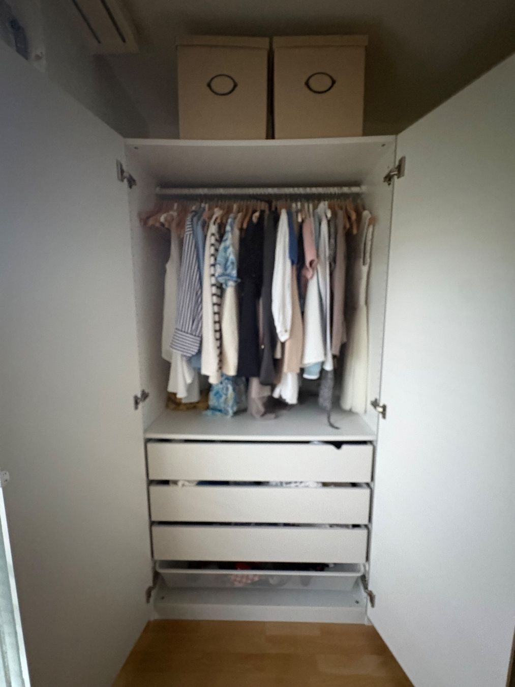 Ikea Armoires: Neuwertiger Ikea Schrank weiss + Spiegelfront – D'occasion à Zürich par gri_wy9n 2