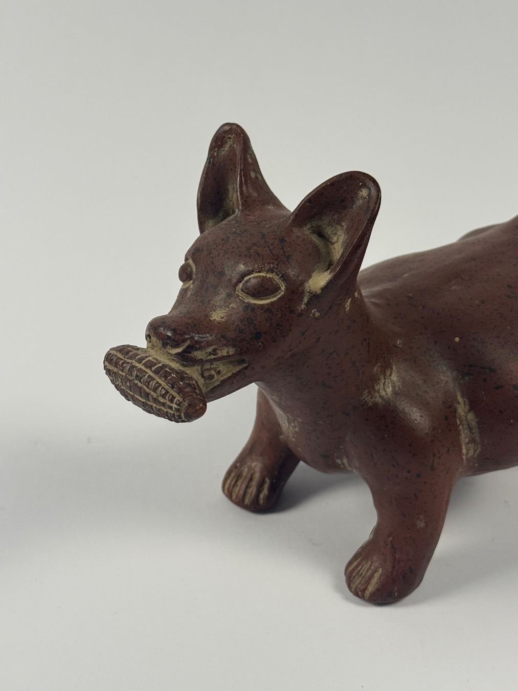 Sculture & Statue: Statuetta cane in terracotta con mais – Usato da Genève venduto da Atelier.Curio 2