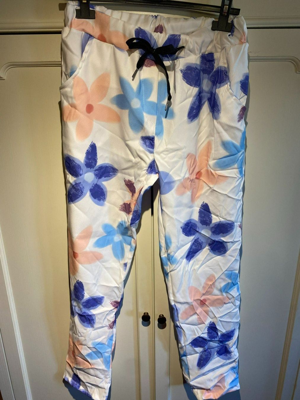 Pantalons: LEICHTE SOMMERHOSE-BLUMEN – Neuf avec emballage d'origine à Meienried par ManuelaBoutique 1