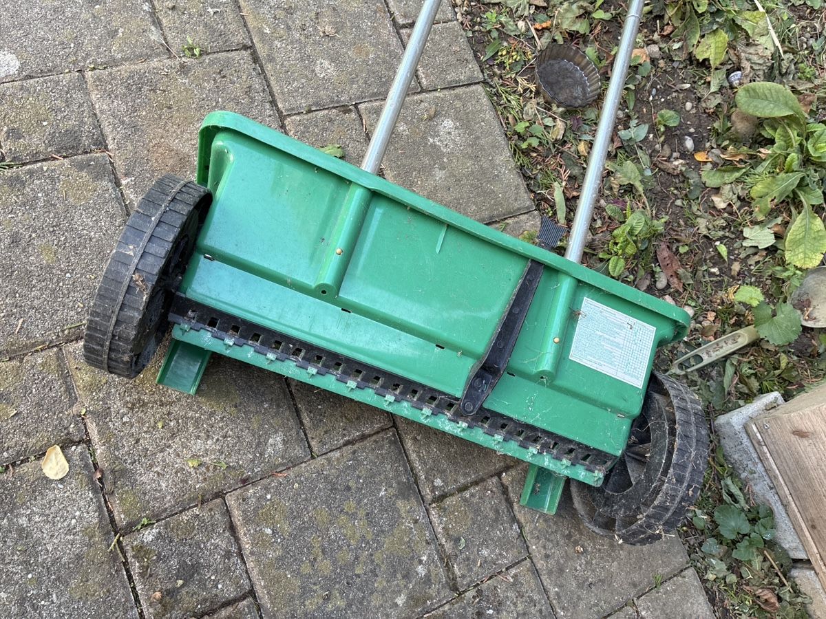 Sonstige Gartengeräte: Rasensamen Streuwagen – Gebraucht aus Hochfelden von Nesku 1