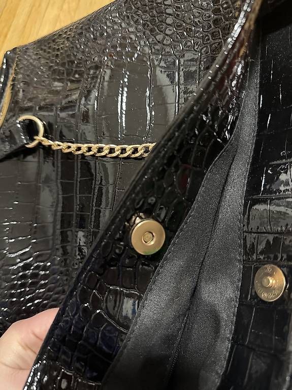 Sacs femmes: Schwarze Handtasche mit Kroko-Optik – D'occasion à Bassersdorf par A.Perez8 2
