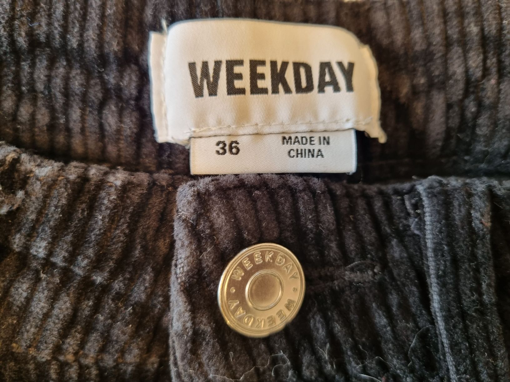 Weekday Pantaloni: Schwarze Kordhose von Weekday Gr. 36 – Nuovo (secondo la descrizione) da Champlan venduto da acr_kkd5 3