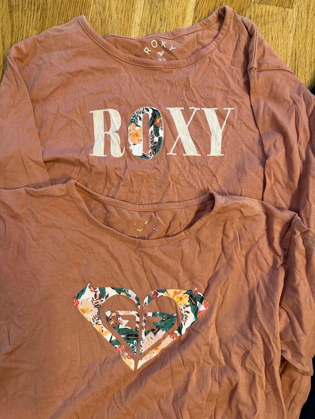 Guess Lotti & Set di vestiti: Roxy/Guess T-Shirt Set, Gr. 158-164 – Usato da Zürich venduto da JuliaSp 3
