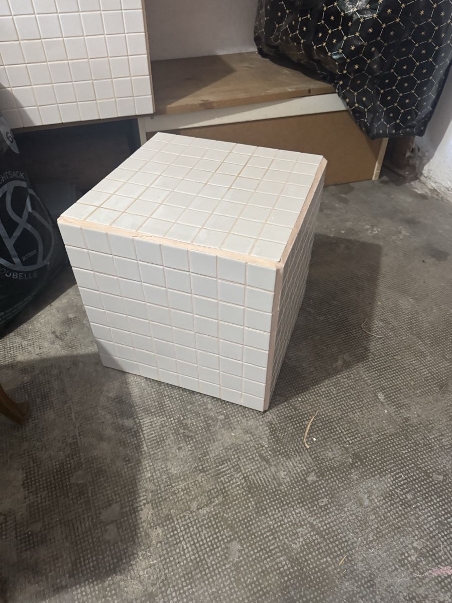 Nachttische: Set Tile-Cubes Nachtisch Kachel-Optik – Gebraucht aus Biel/Bienne von leo_h2vb