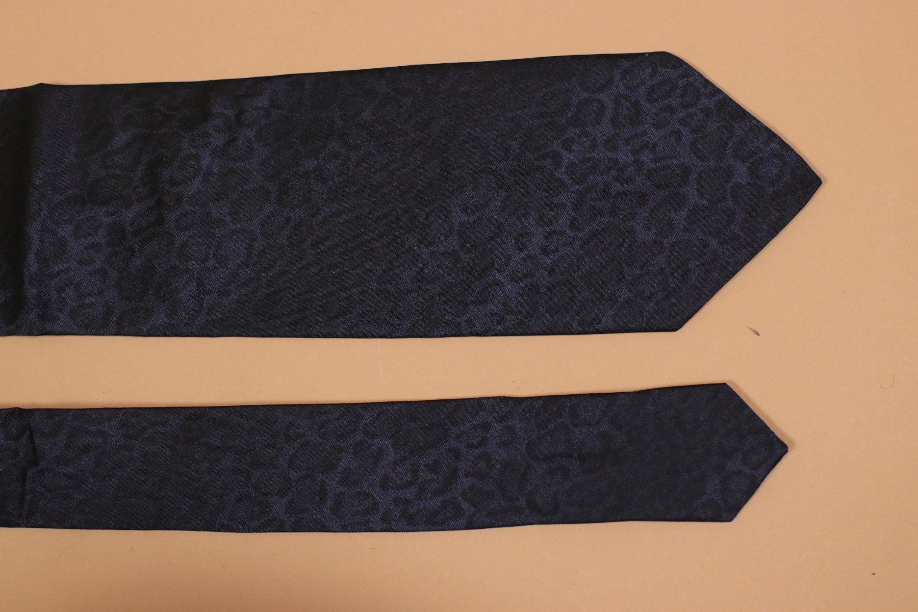 Dolce & Gabbana Cravatte: DOLCE and GABBANA Black Leopard Silk Tie – Usato da Hombrechtikon venduto da BAZ-Vintage