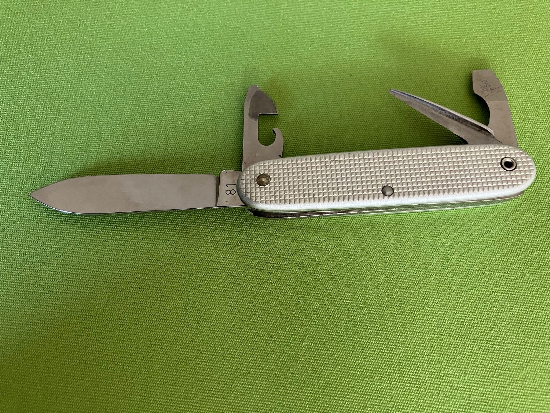 Schweizer Armee Coltelli tascabile: Couteau militaire Victorinox 1981 – Nuovo (secondo la descrizione) da Cortaillod venduto da car_f6v6 2