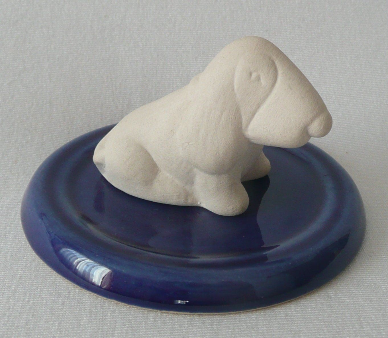 Diffusori di oli essenziali: Duftkeramik - Hund mit Untersetzer blau – Nuovo e nell'imballaggio originale da Mauren venduto da Yeelen