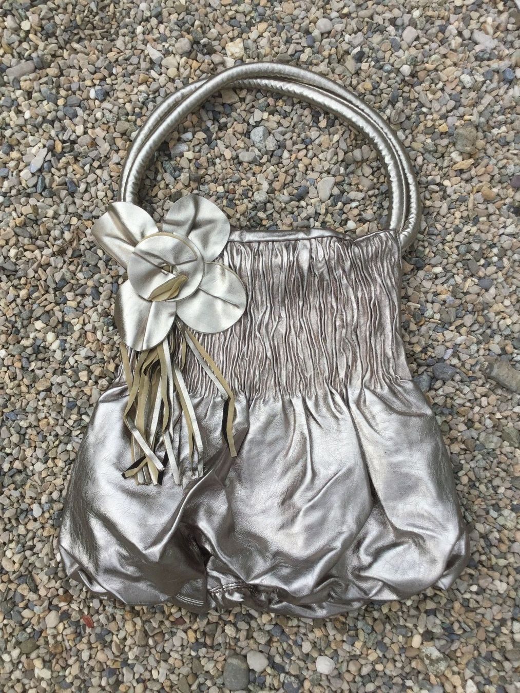 Taschen für Damen: Sac à main ballon brillant avec fleur – Neu und originalverpackt aus Agiez von chouchanelle 3