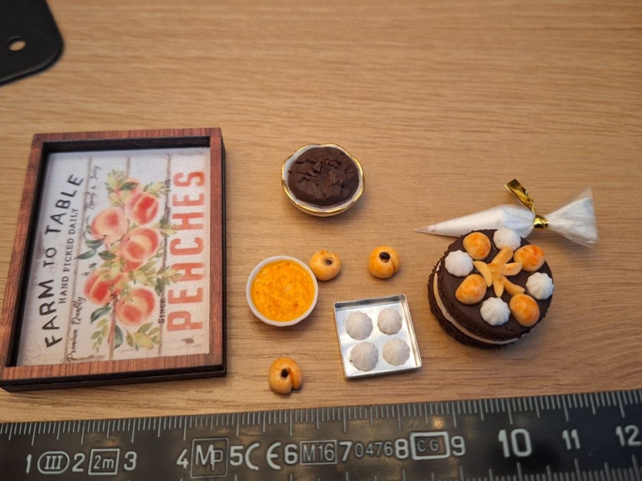 Case e mobili per bambole: Handmade Pfirsichkuchen Back Set – Nuovo (secondo la descrizione) da Zürich venduto da HandmadeTinyFood 1