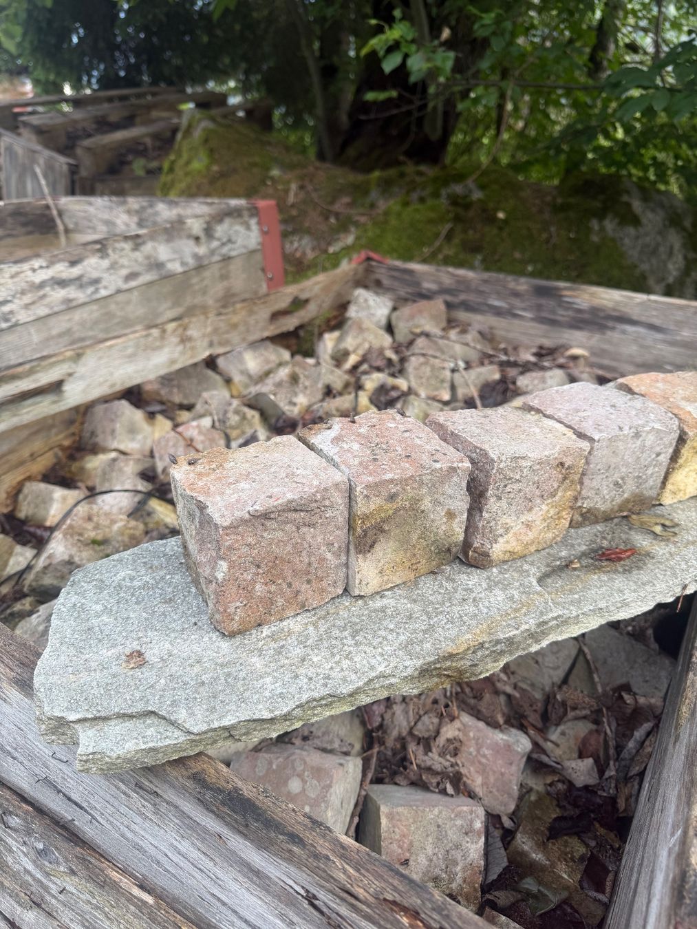 Pierres & tuiles: Diverse Kopfsteinpflaster – D'occasion à Flims Dorf par inf_dj8q 8