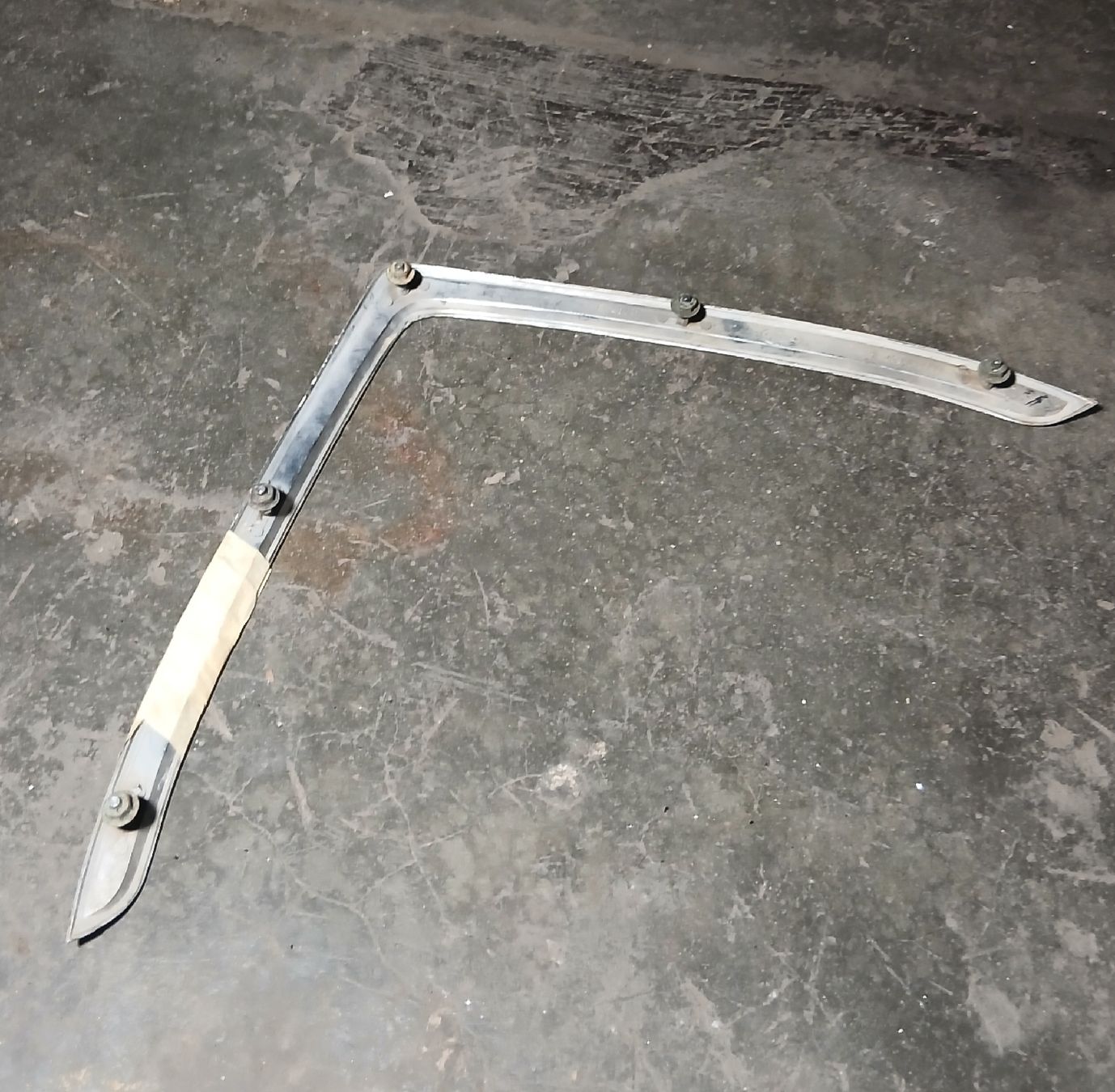 Ford Tutti pezzi di ricambio auto: Chrome de capot Ford Thunderbird 66 – Usato da la heutte venduto da Auto-stock 1