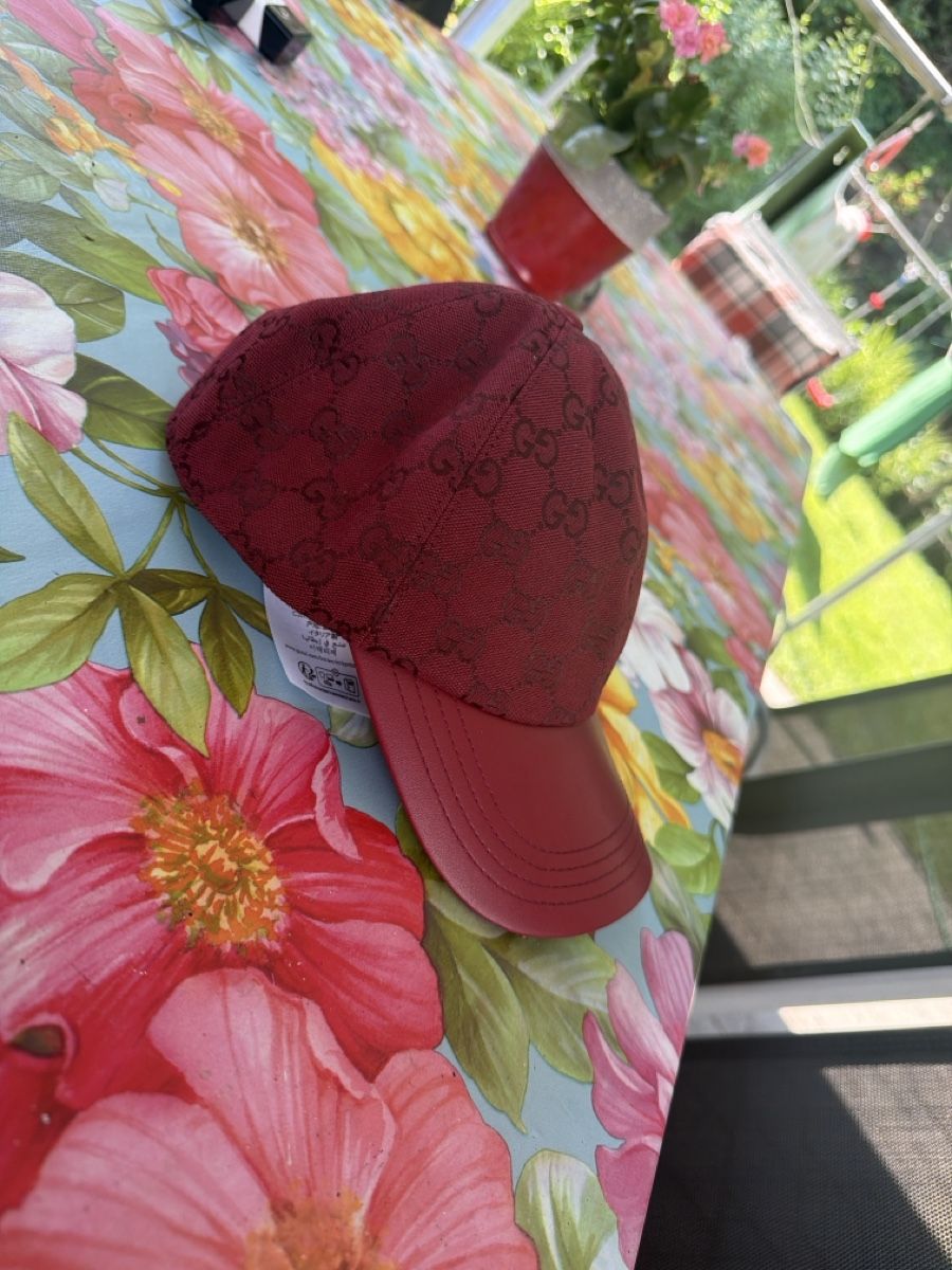 Altro in  Abbigliamento & Accessori: Gucci Red Cap 2026 Edition – Nuovo e nell'imballaggio originale da Aarau venduto da da_jov