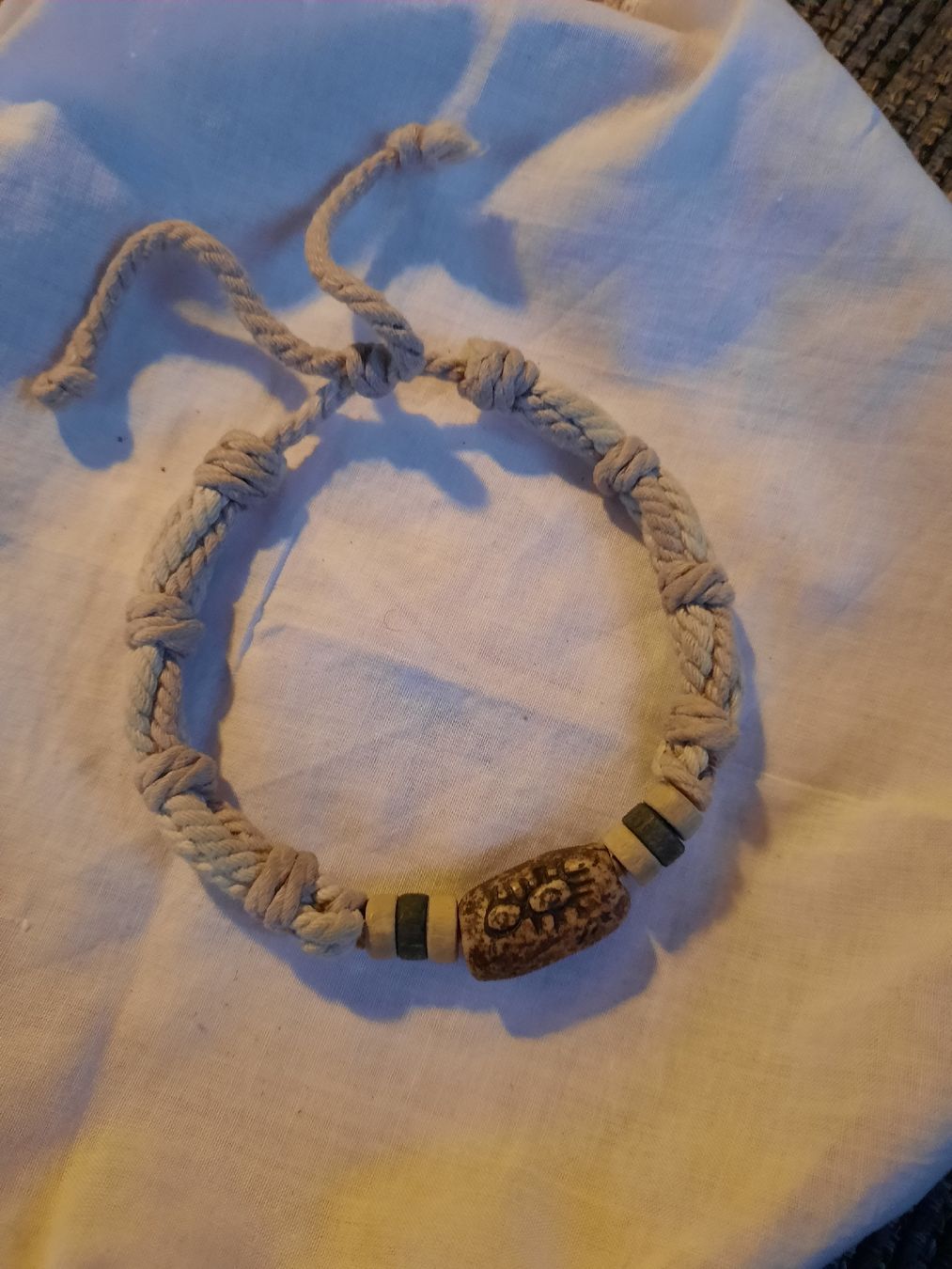 Bracciali & Braccialetti: Makramee-Armband mit Holzperlen – Usato da Unterterzen venduto da elebo 2