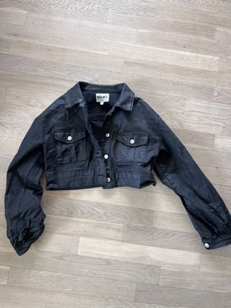 NA-KD schwarze Jacke mit gepufften Ärmel
