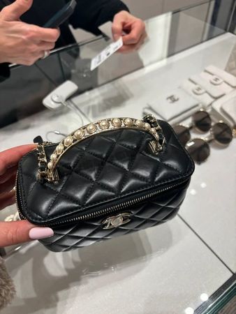 Chanel Vanity Bag mit Perlen Top Handle - Neuwertig