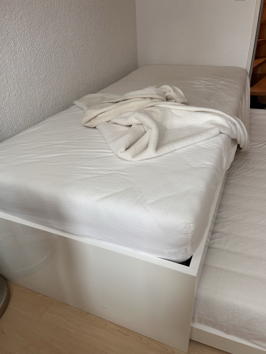 Lits: Ausziehbares Bett weiss mit oder ohne Matratzen – D'occasion à Berikon par Zimmodan 1