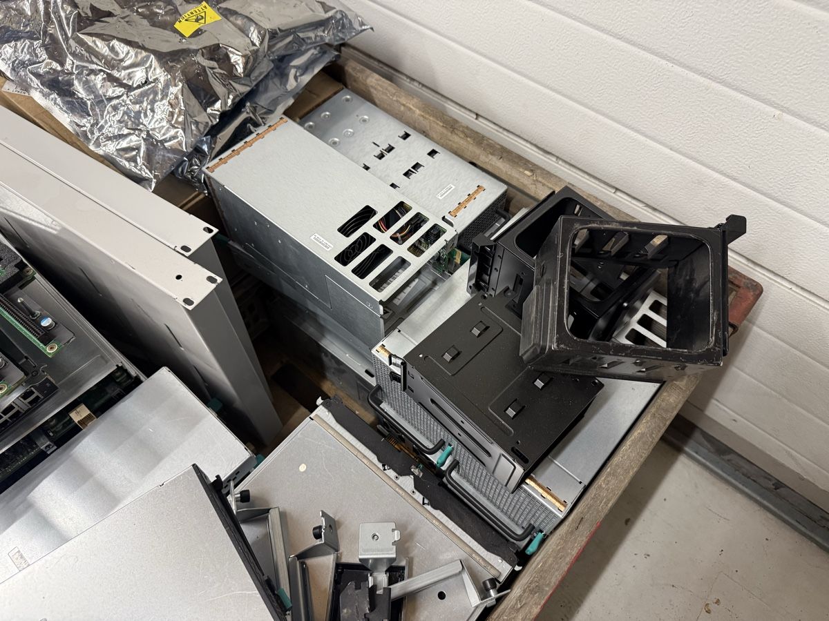 Server: Server Gehäuse Teile Festplatten RAM Konvolut – Usato da Amriswil venduto da nat_8mxt 9