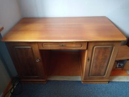 Klassischer Massivholz-Schreibtisch mit schönen Furnieren