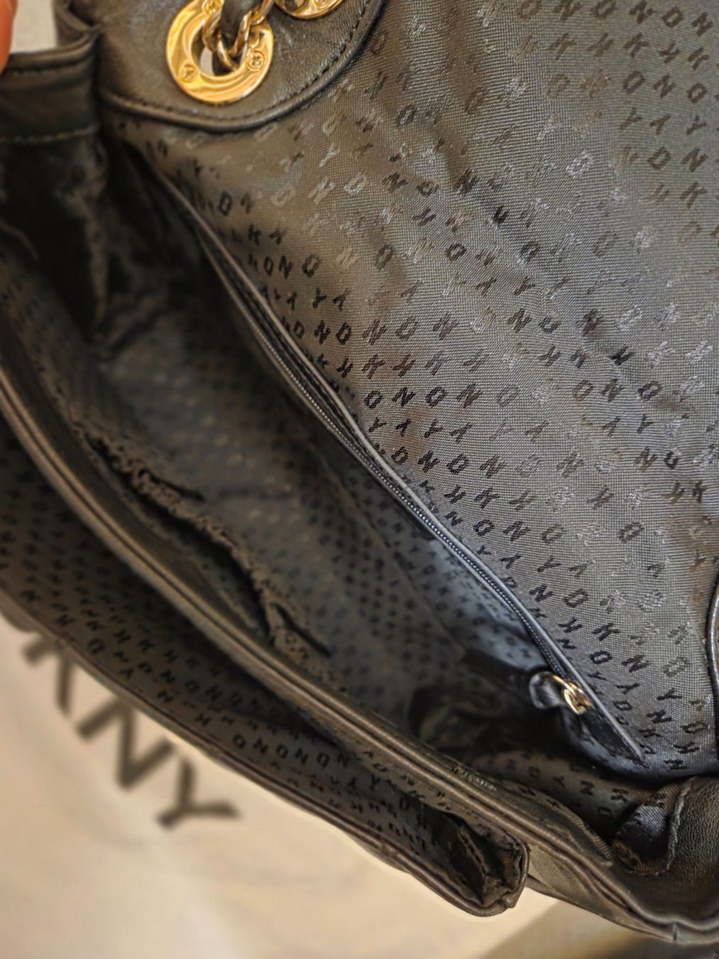 DKNY Taschen für Damen: DKNY Lederhandtasche mit Portemonnaie – Gebraucht aus Emmen von GrabandGo 7