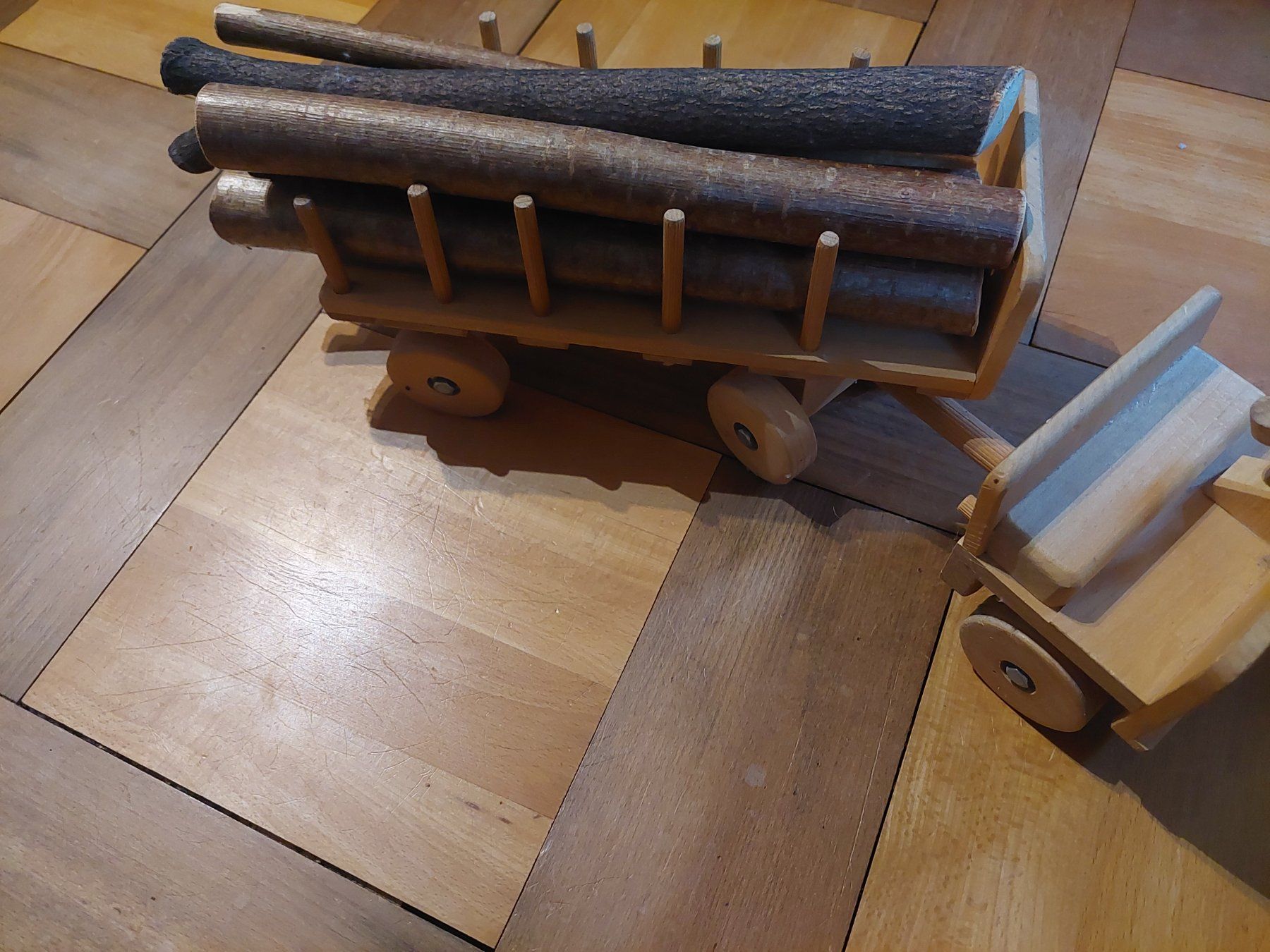 Spielzeuge: Holztransporter / LKW Baumstämme – Gebraucht aus Beckenried von Havacola 7