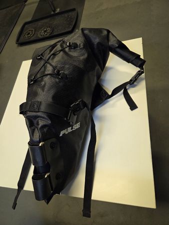 Wasserdichte Satteltasche PULSE für Bikepacking - Top Zustan