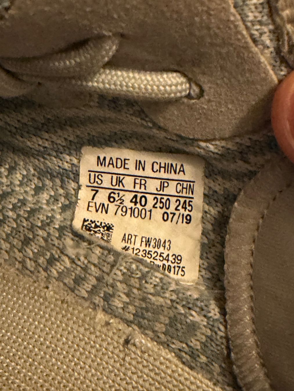 Adidas Scarpe da uomo: Yeezy Cloudwhite Non Reflective US 7 / 40 – Usato da Münchenbuchsee venduto da arouse.swiss 4