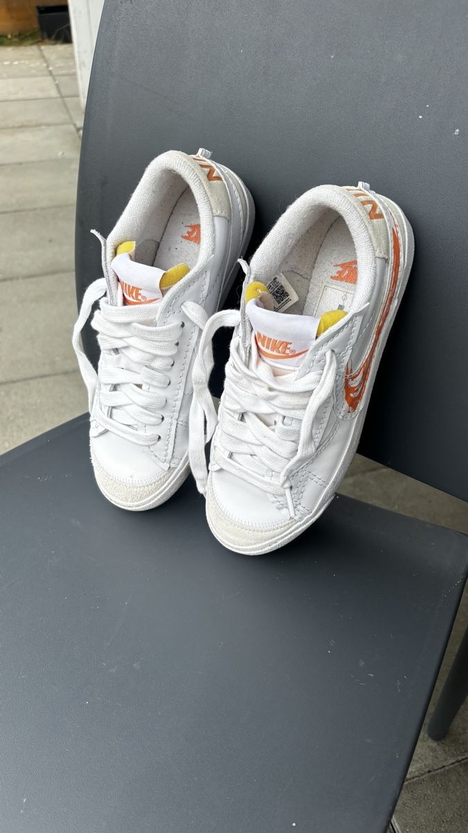 Chaussures hommes: Baskets Nike Blazer blanches orange pointure 37 utilisé – D'occasion à Courgenay par gig_7spf