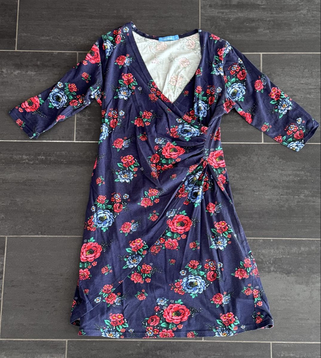 Kleider: Kleid Lien & Giel Blumenmuster Grösse L neuwertig – Gebraucht aus Wiesendangen von Genitiv