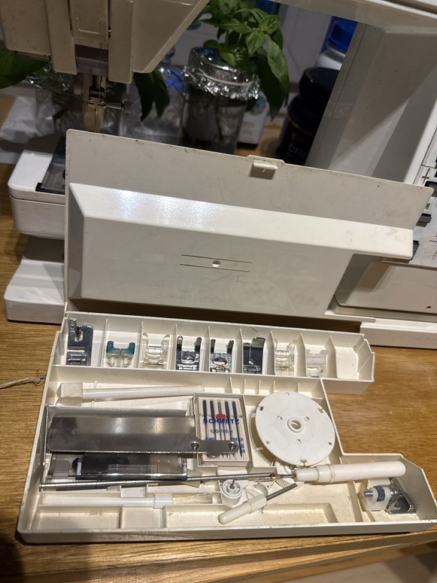 Elna Machines à coudre: Elna Diva sewing machine, white, good condition – D'occasion à Neirivue par naz_z28w 2