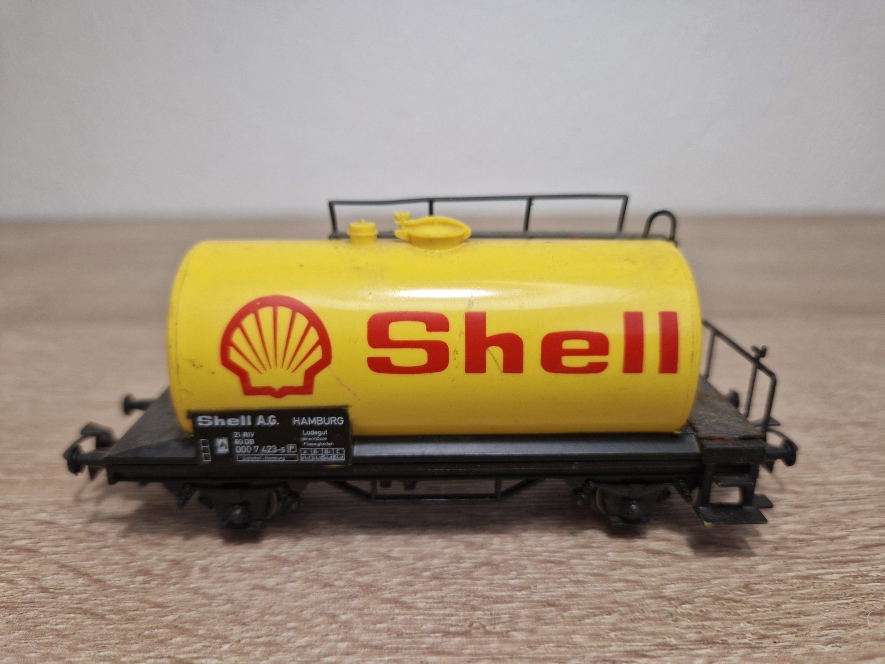 Märklin Modellini di ferrovie: Märklin Kesselwagen Shell H0 – Usato da St-Aubin-Sauges venduto da Lo_Go