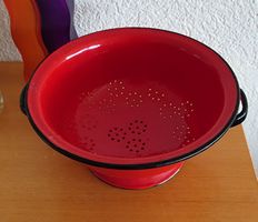 schönes rotes Lochsieb - neuwertig