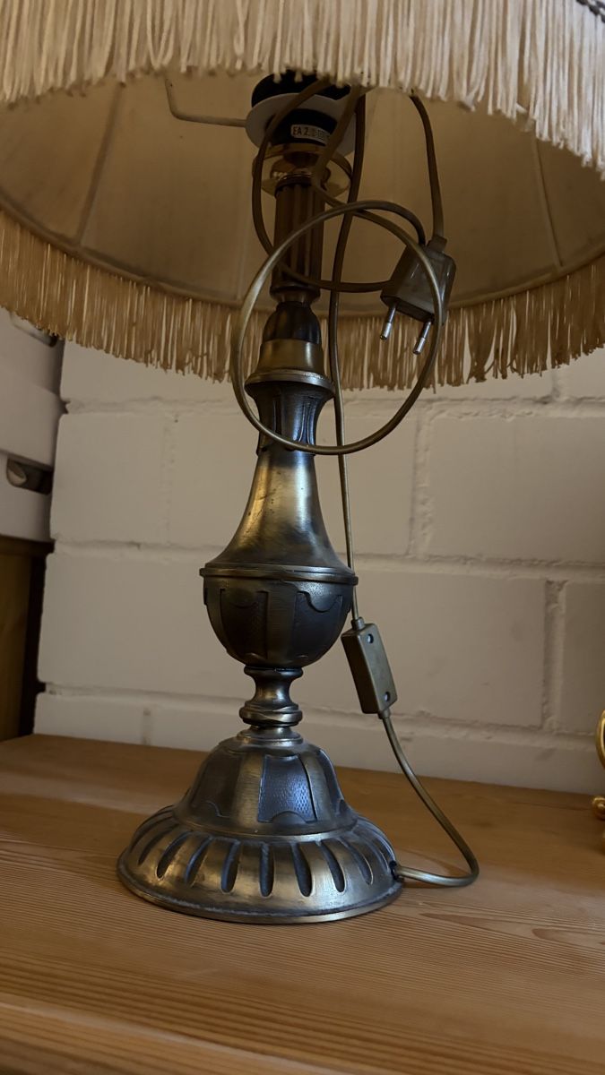 Lampes: Klassische Tischlampe mit Messingfuss und Stoffschirm – D'occasion à Altenrhein par Docdoc 2