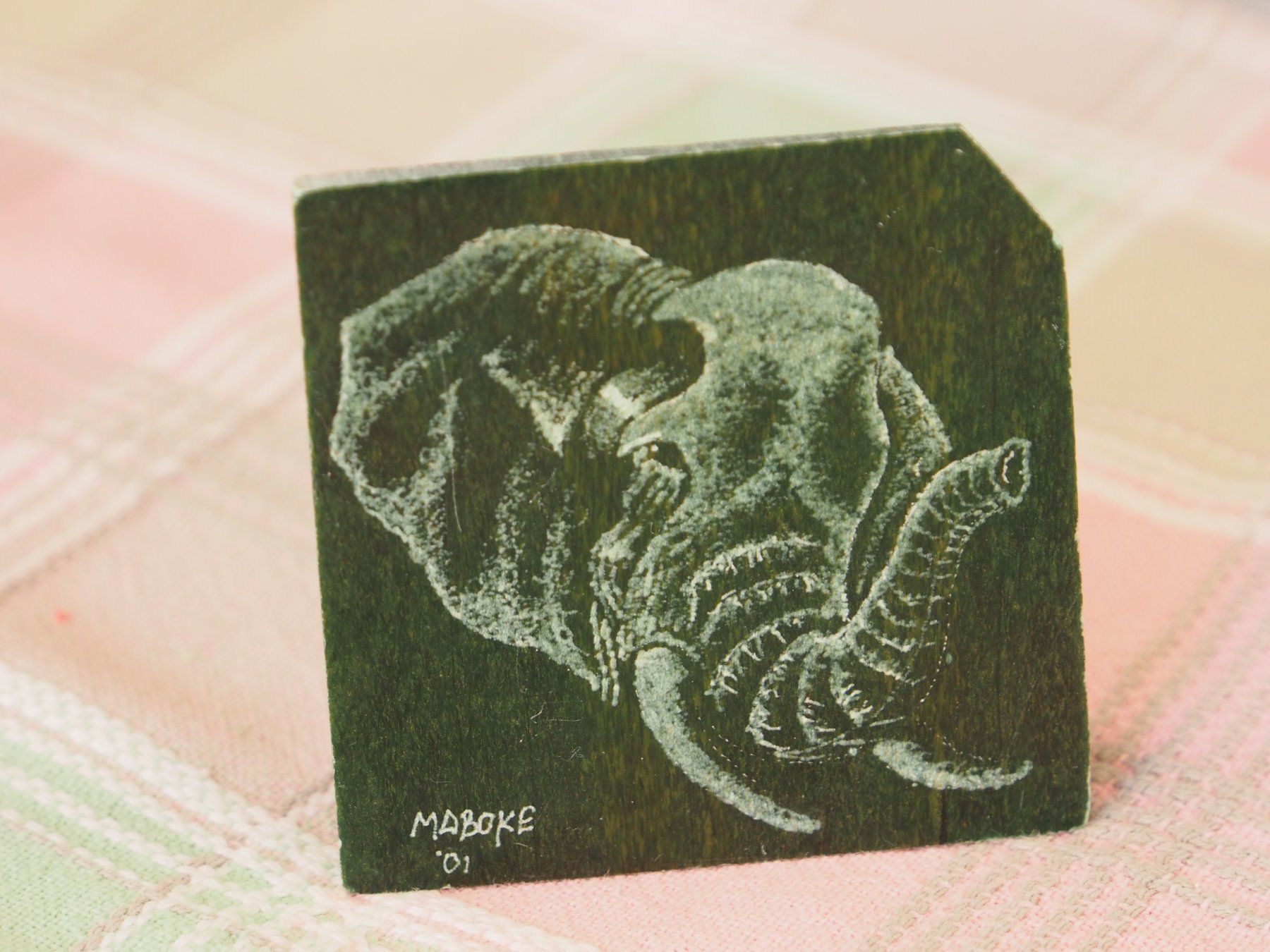 Tutte le decorazioni: éléphant gravé sur pierre verte MABOKE '01 – Usato da Ovronnaz venduto da Etagne68