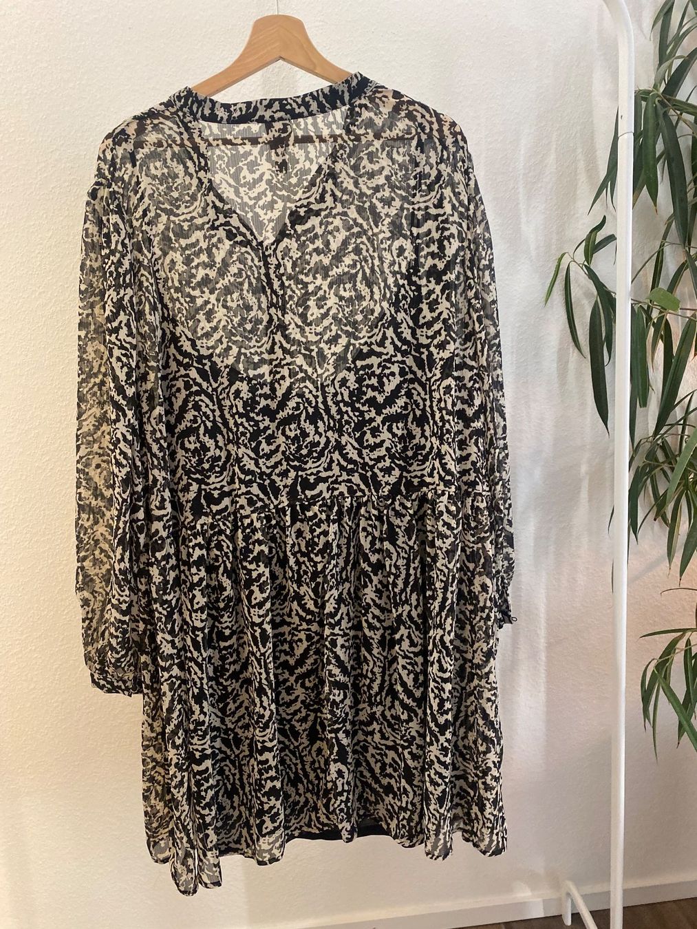 H&M Kleider: H&M Kleid mit Muster Gr. 2XL / Gr. 52 - 54 – Gebraucht aus Pratteln von a23_j2gs 1