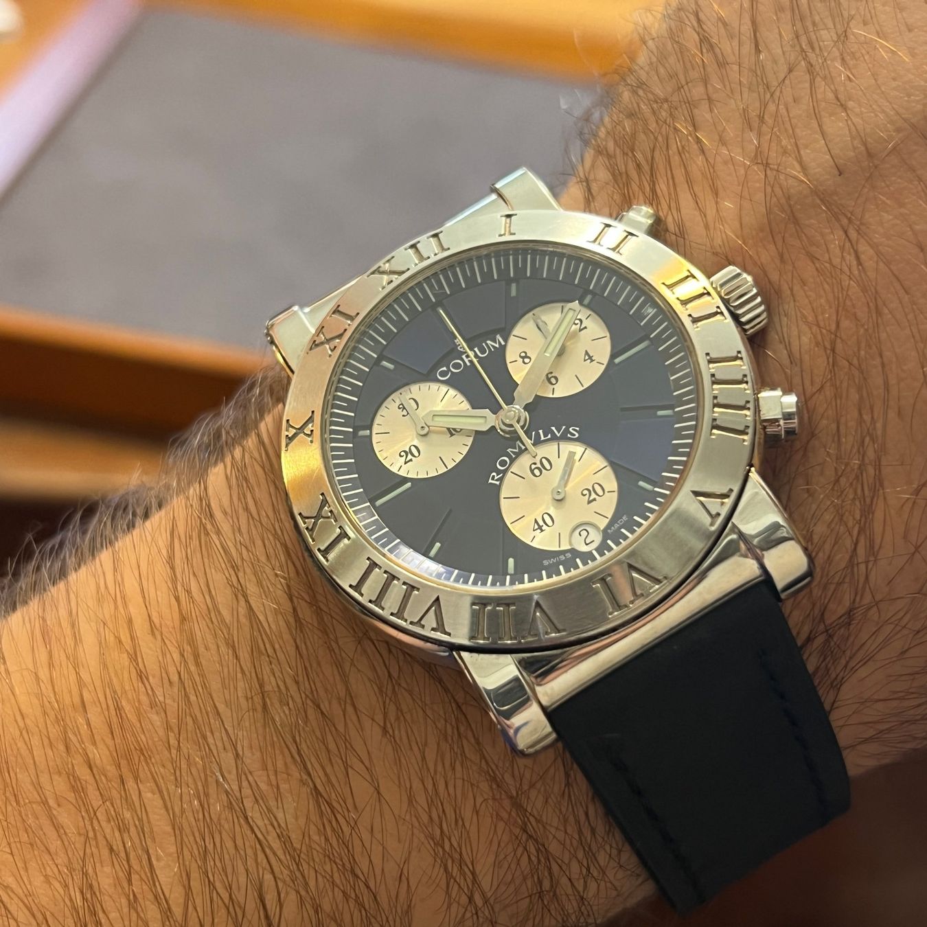 Corum Orologi: FLASH SALE Corum Romulus Chronograph Full Set 396.701.20 – Usato da Carouge GE venduto da Watchaser 3