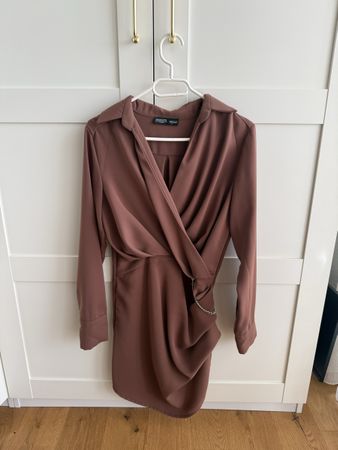 Kleid Wickeloptik Kragen mit Kettendetail Grösse M