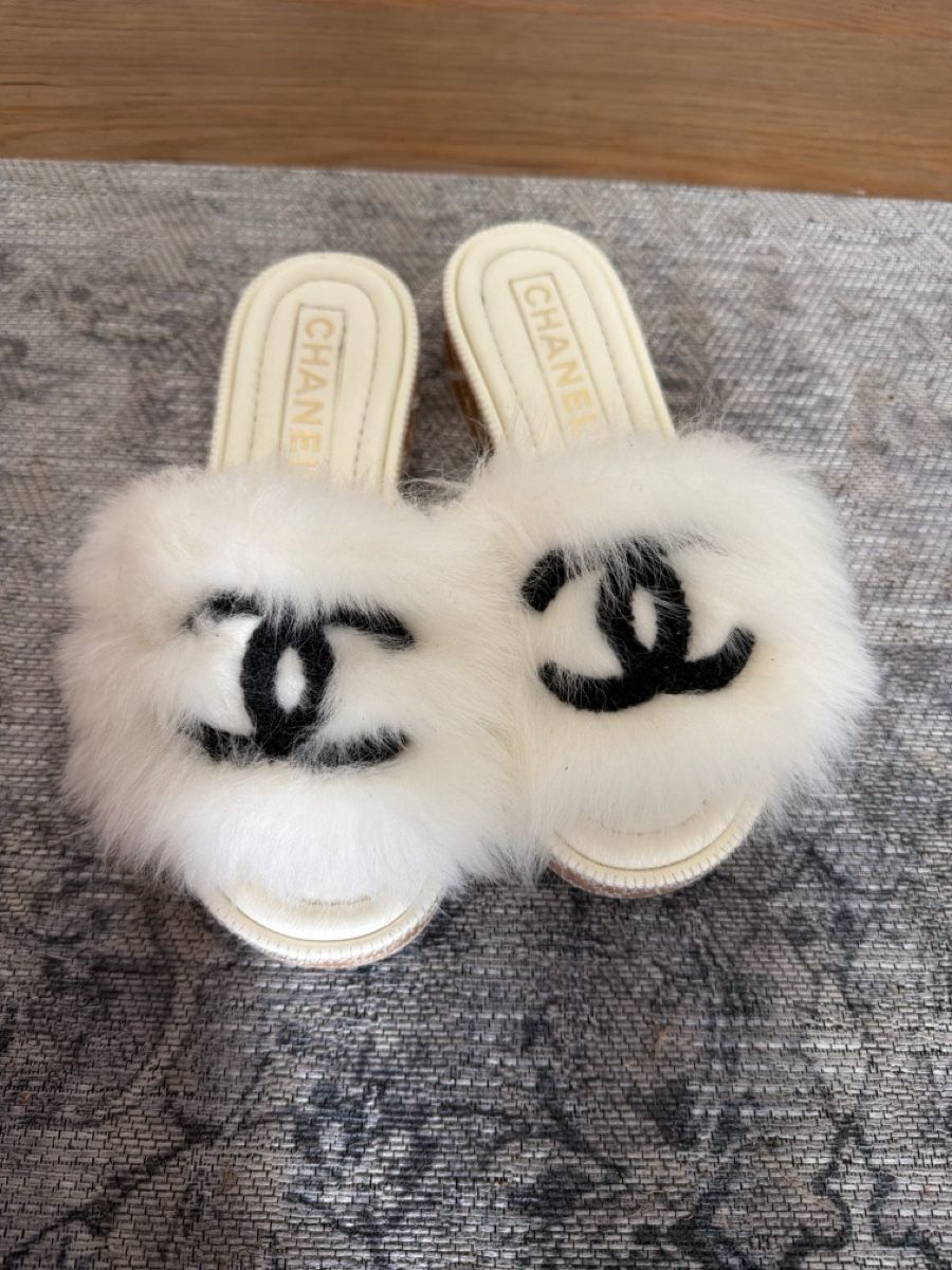 Chanel Scarpe da donna: Chanel Fur Slides  – Usato da Stallikon venduto da RTagel