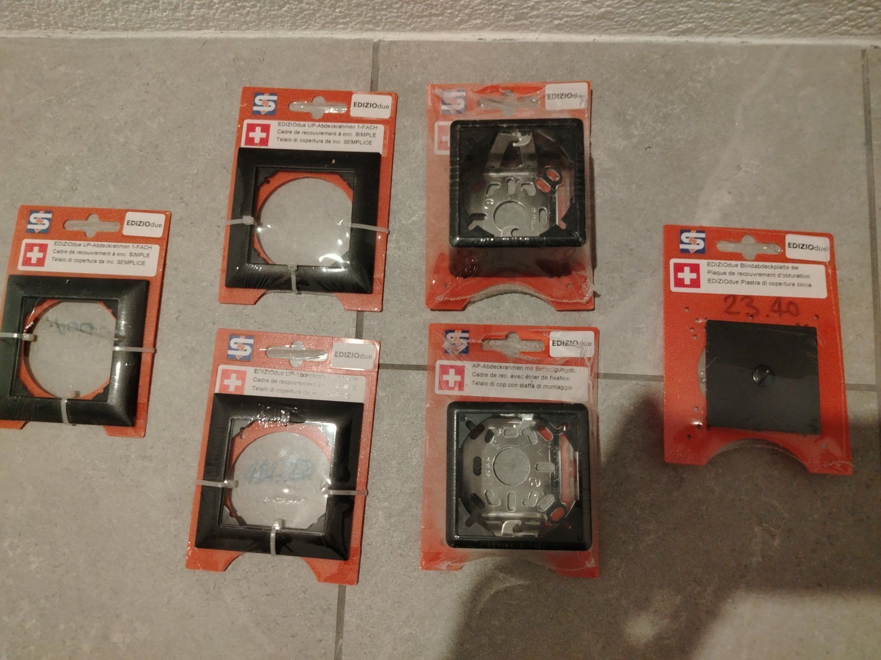 Feller Stecker: EDIZIOdue Abdeckrahmen und Blindabdeckplatte neu – Neu und originalverpackt aus Roggwil TG von Seele6