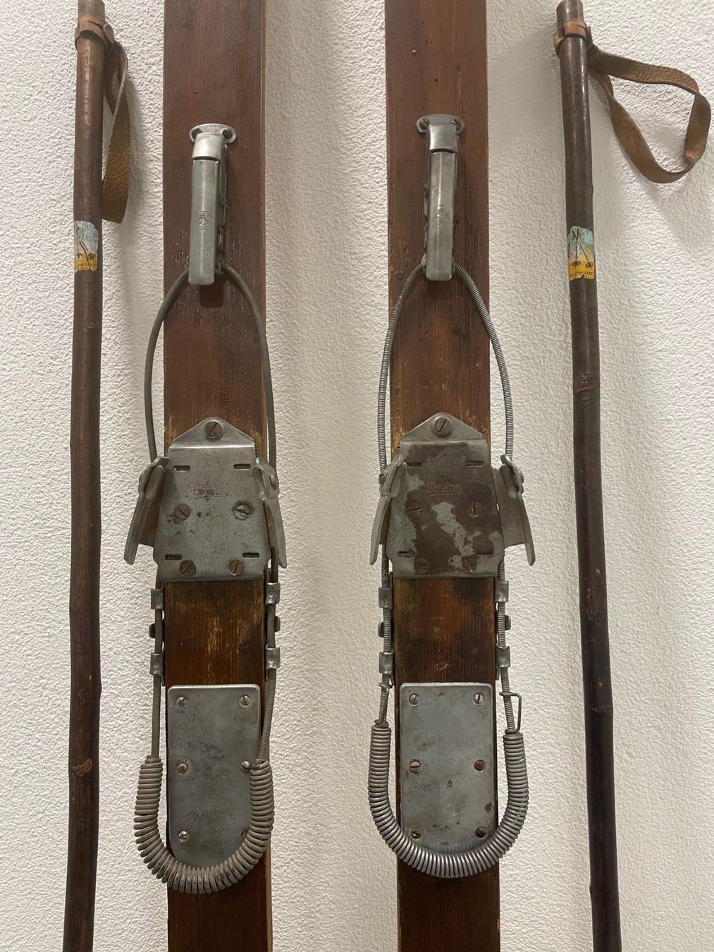 Skis: Ski (H), Holzski mit Stöcken – Gebraucht aus Menziken von fiat-500 2