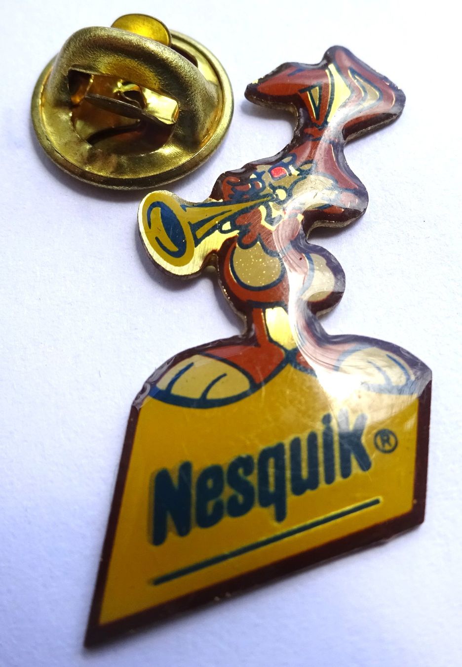 Placchette & Badge: 2 Pin Hasen Nesquik  Trompete – Usato da Utzenstorf venduto da BUtter81 1