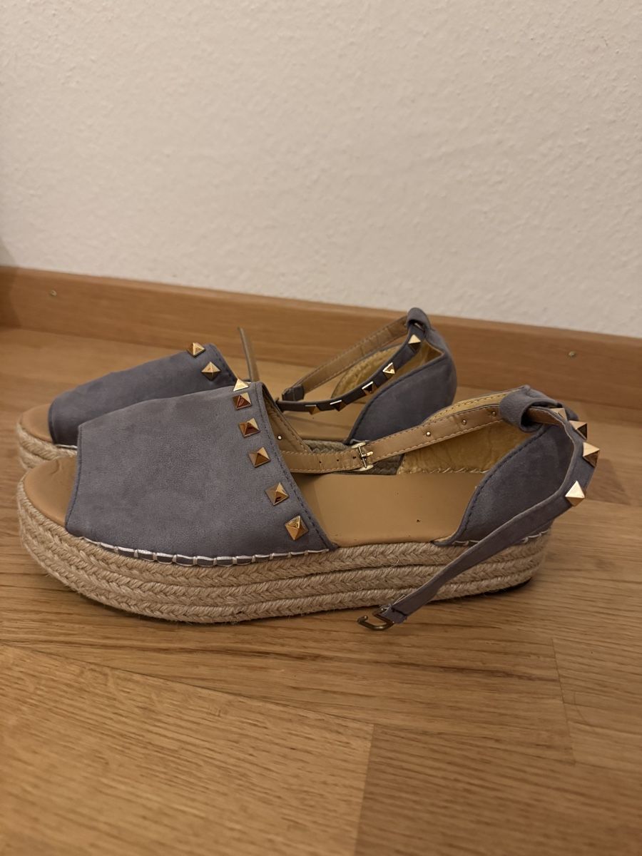 Scarpe da donna: Sandalen, neu, grau, Grösse 40 – Nuovo (secondo la descrizione) da Luzern venduto da emm_nw8g 1