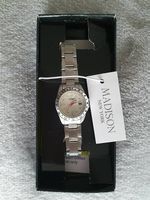 NEU Armbanduhr Damen silbrig mit Datumsanzeige Madison