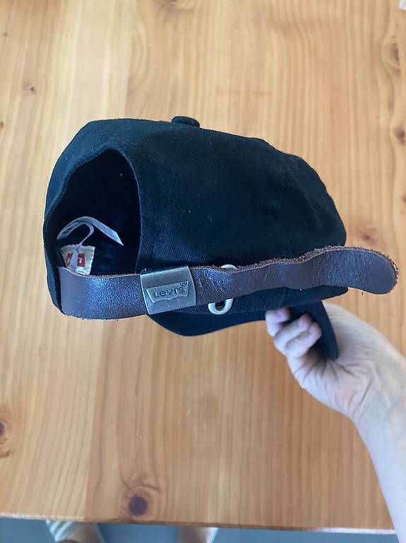 Levi's Hüte, Mützen & Caps: Cappellino Levis nero NUOVO – Gebraucht aus Cadenazzo von ali_d5fn 1
